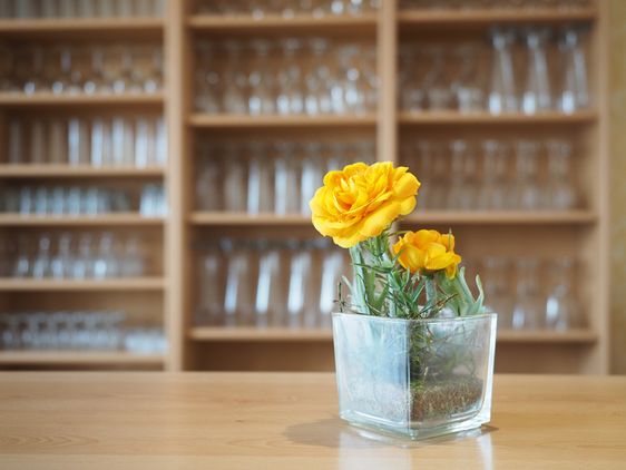 Tresen-mit-Blumen